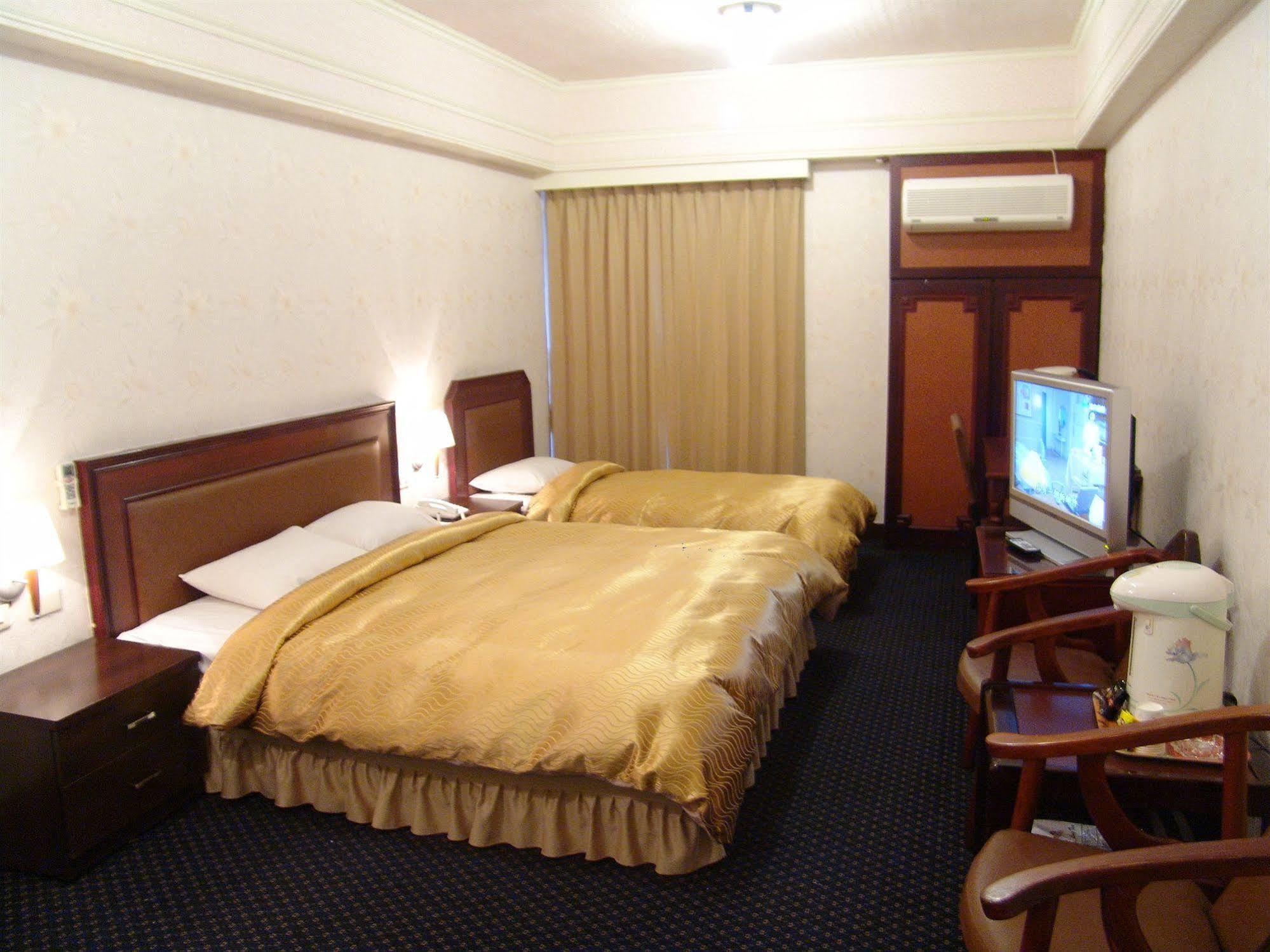 Sin Fu Business Hotel Taichung Extérieur photo